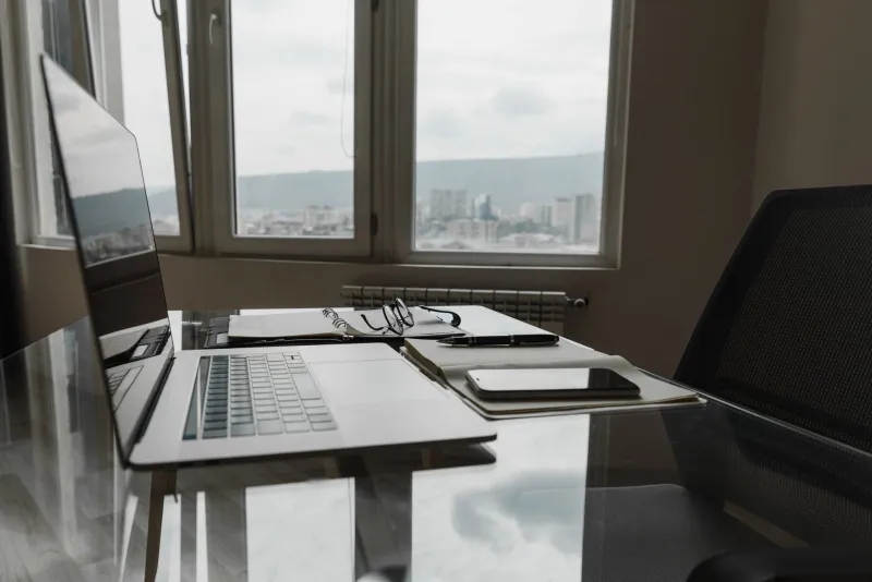 Por Que Seus Brindes Corporativos Acabam na Gaveta — e Como Reverter Esse Cenário